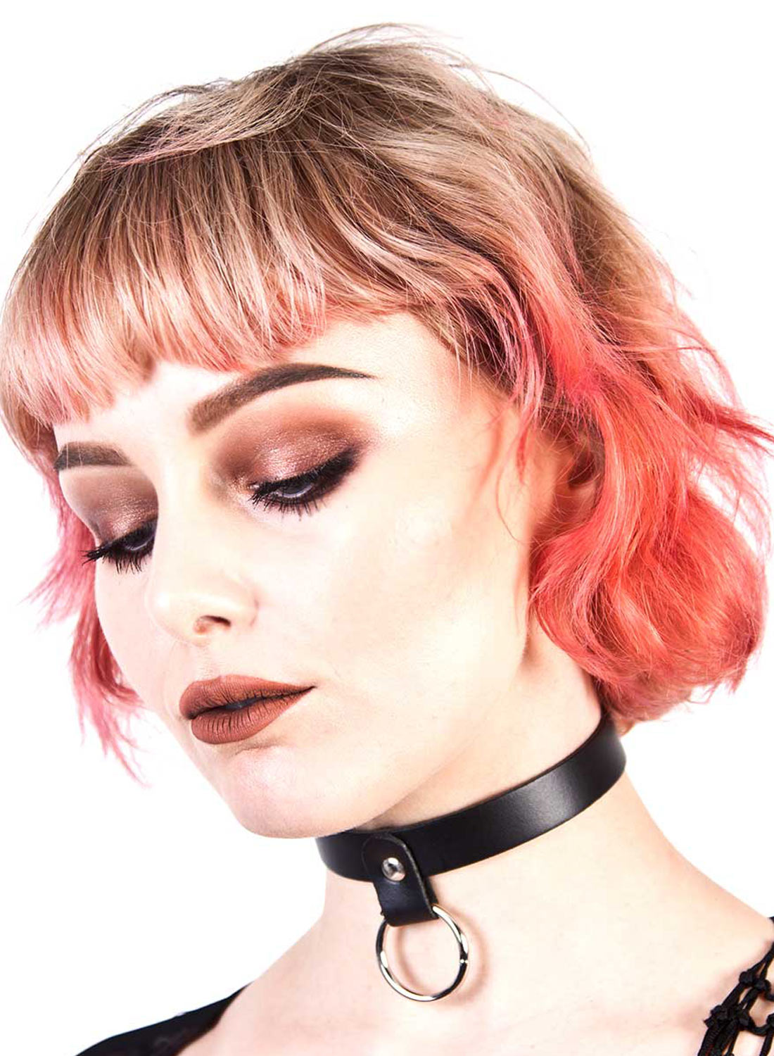 1 rivi pieni sormus nahkainen kaulakoru