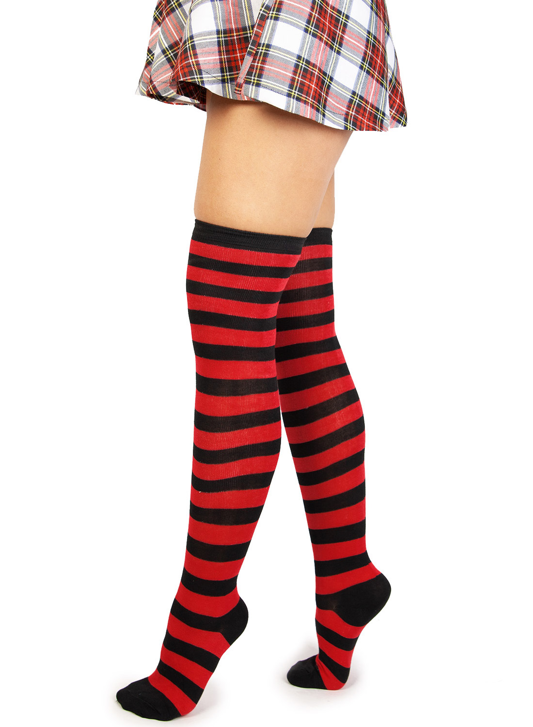 Punaiset ja mustat kumisaappaat