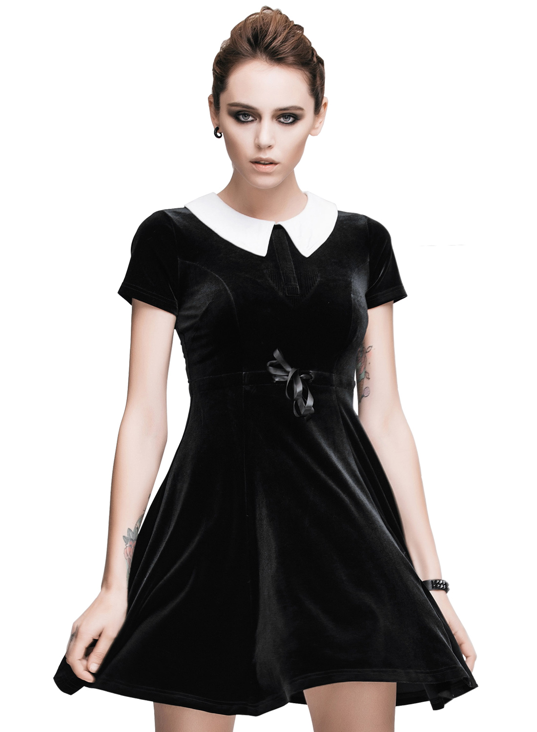 Keskiviikko, Restless 'N' Wildin mekko. Häikäisevän kaunis joustavasta sametista valmistettu mekko, jossa on valkoinen kaulus ja vetoketju takana. Vyötäröllä silkkinauha paremman istuvuuden takaamiseksi.