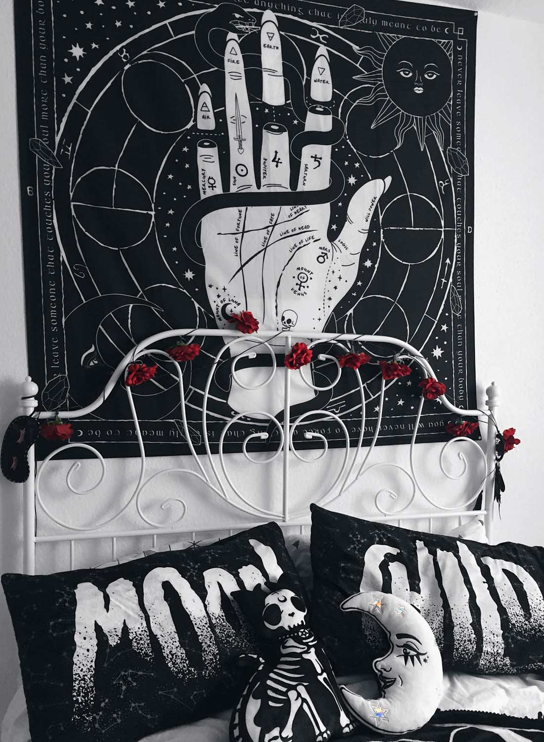 Killstarin kädestäennustamista, seinävaate/päiväpeitto, jossa on koristeellinen suurikokoinen painatus.