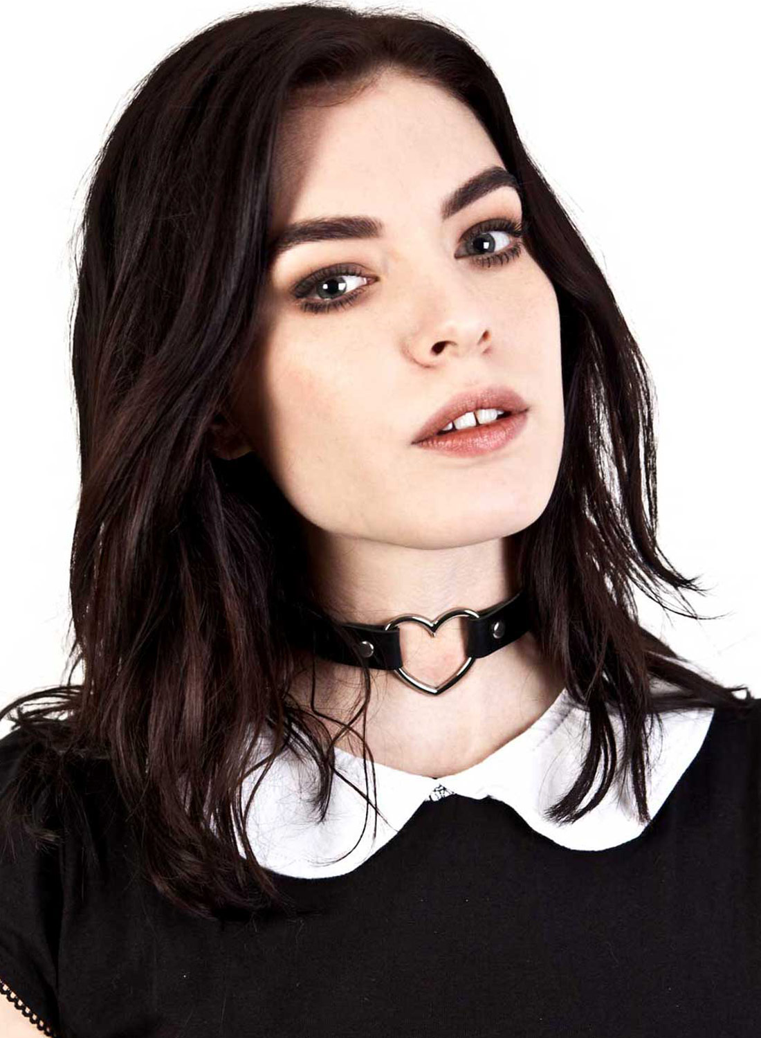 Sydänmuotoinen nahkainen kaulakoru musta