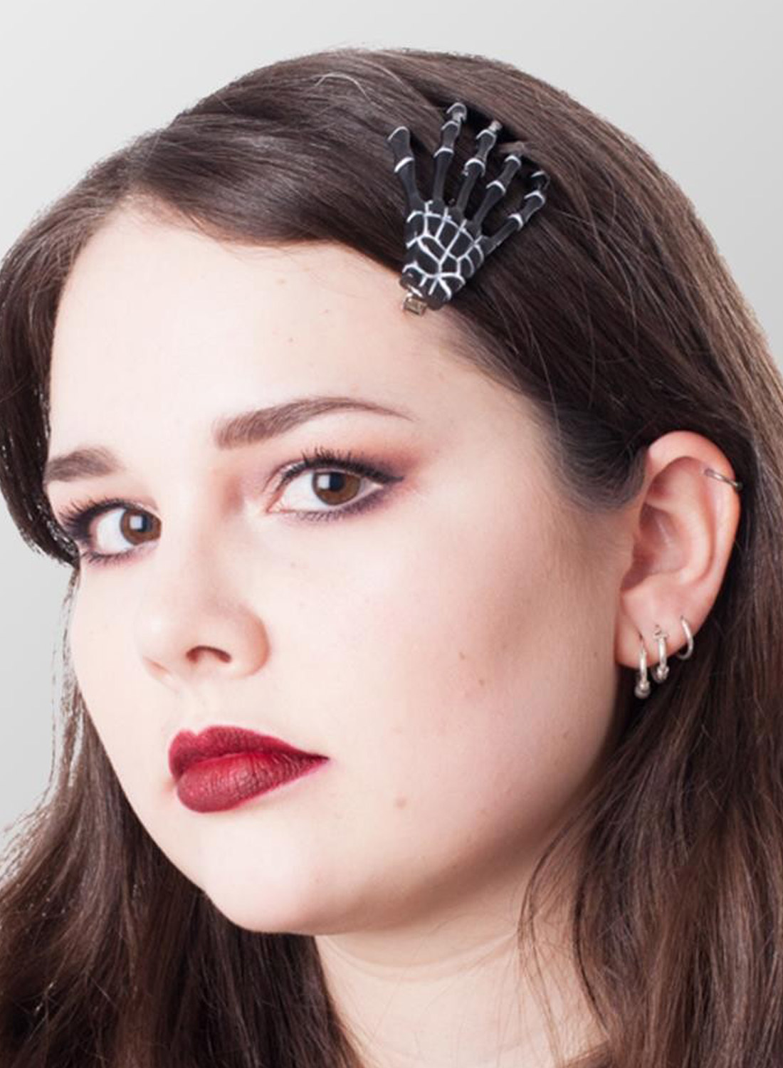 Skeleton Hands Hairclip Black on punk rock -henkinen hiuspinni, jossa on luurankokädet.