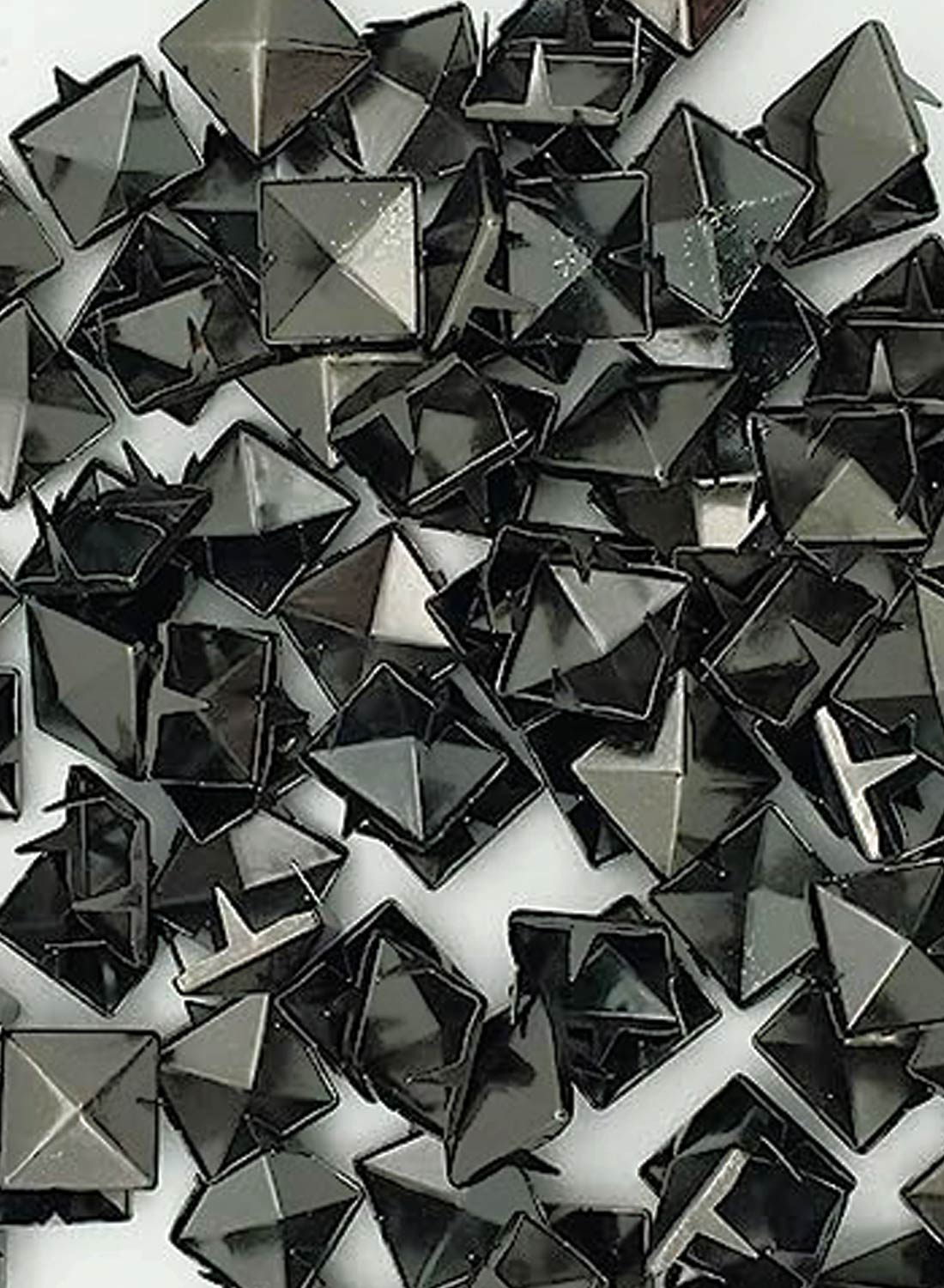 100 mustaa isoa pyramidipomppii