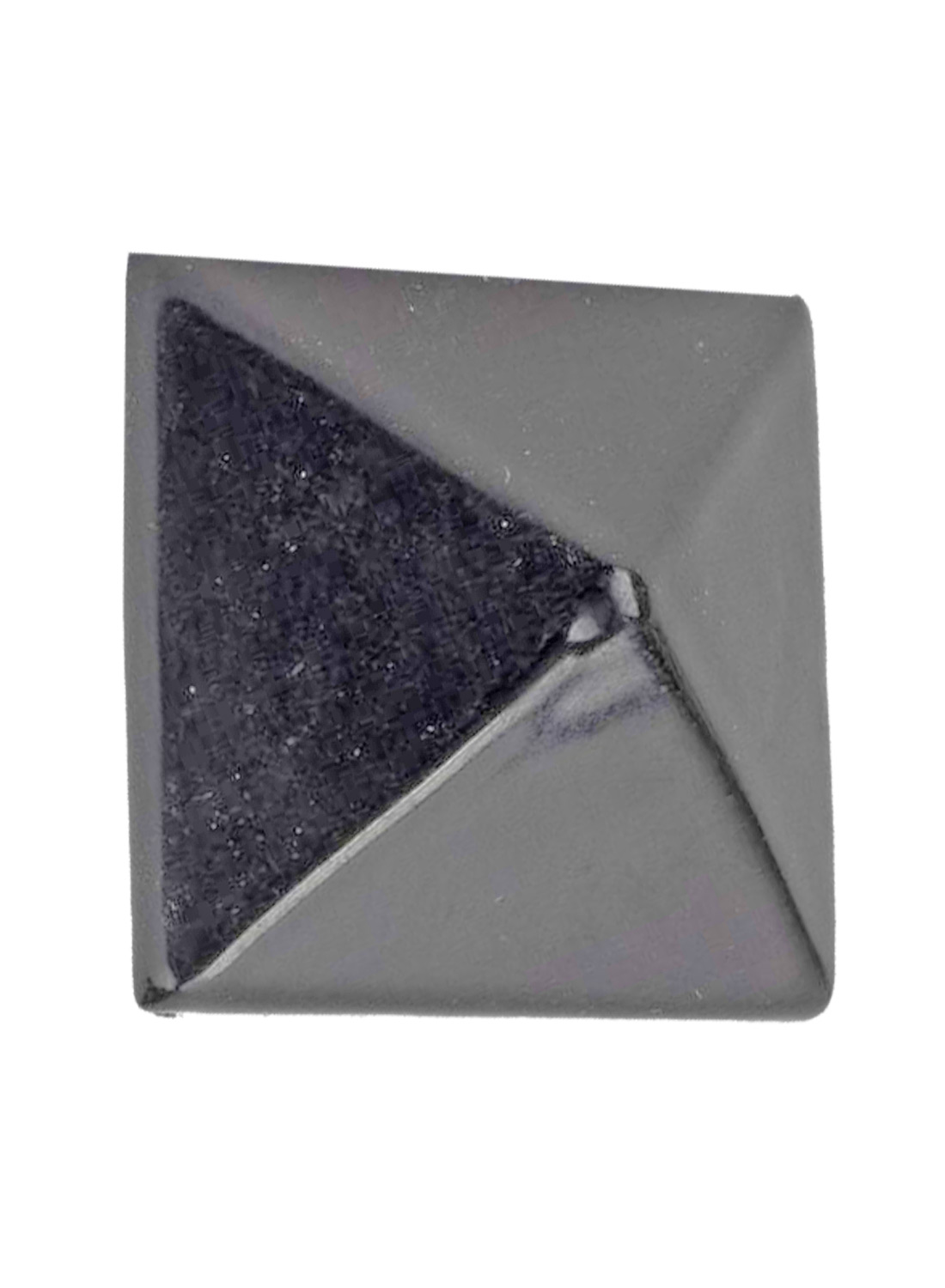 Mustat pyramidikorvakorut, isot nappikorvakorut