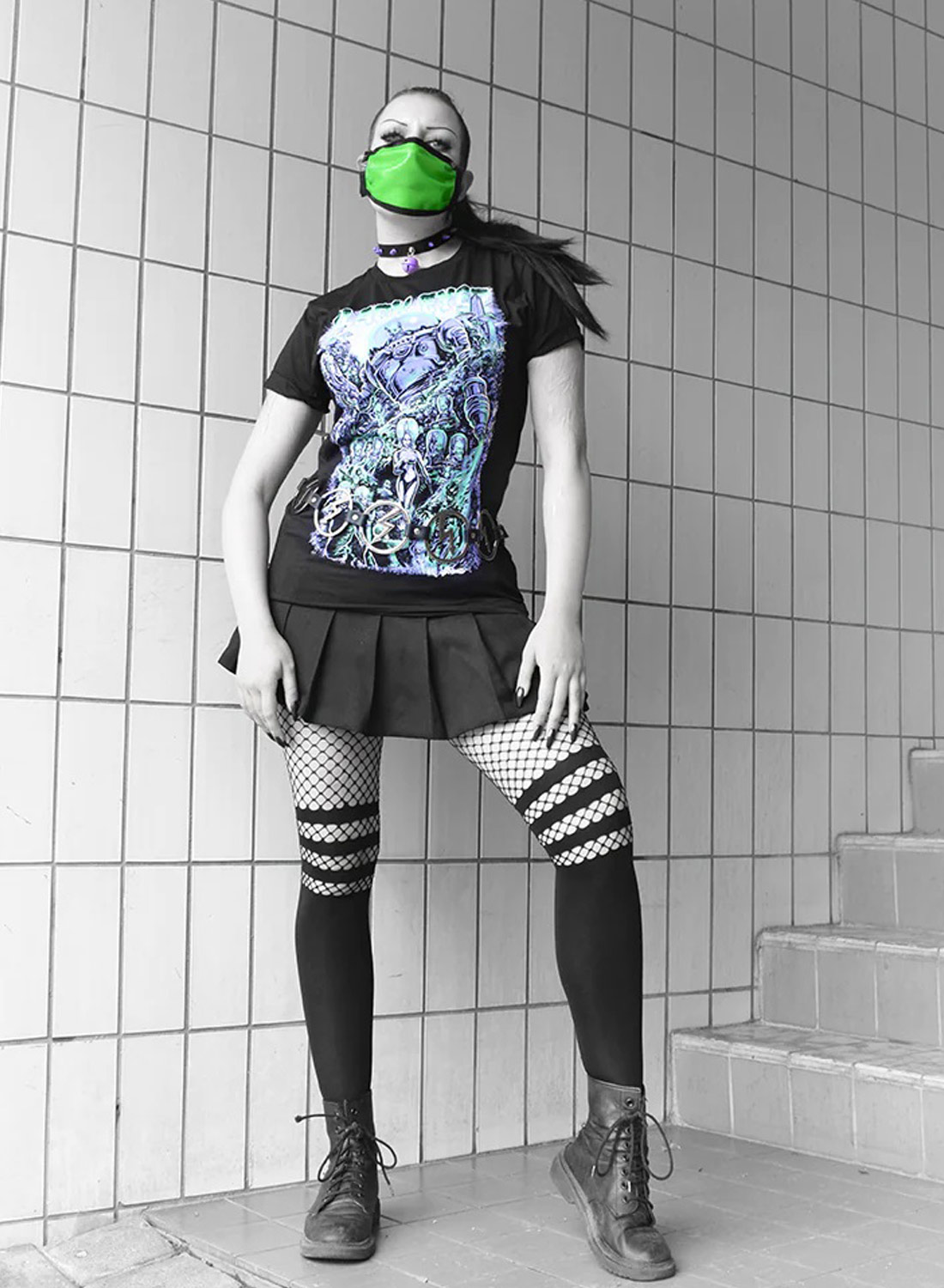 Polven yli ulottuvat verkkosukkahousut, läpinäkymättömät raidat